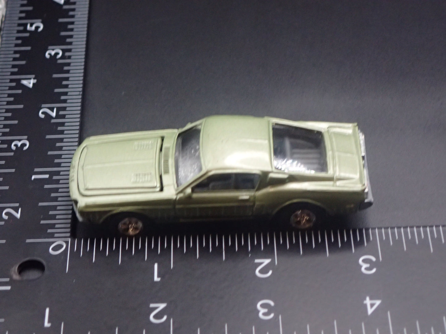 1968 68 FORD MUSTANG SHELBY GT500 GREEN 1:64 SCALE DIORAMA DIECAST MODEL CAR