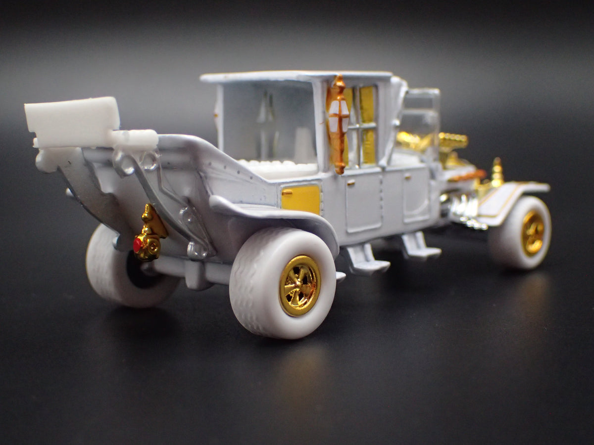 BARRIS KOACH MUNSTERS WHITE CHASE 1:64 SCALE DIORAMA DIECAST MODEL CAR