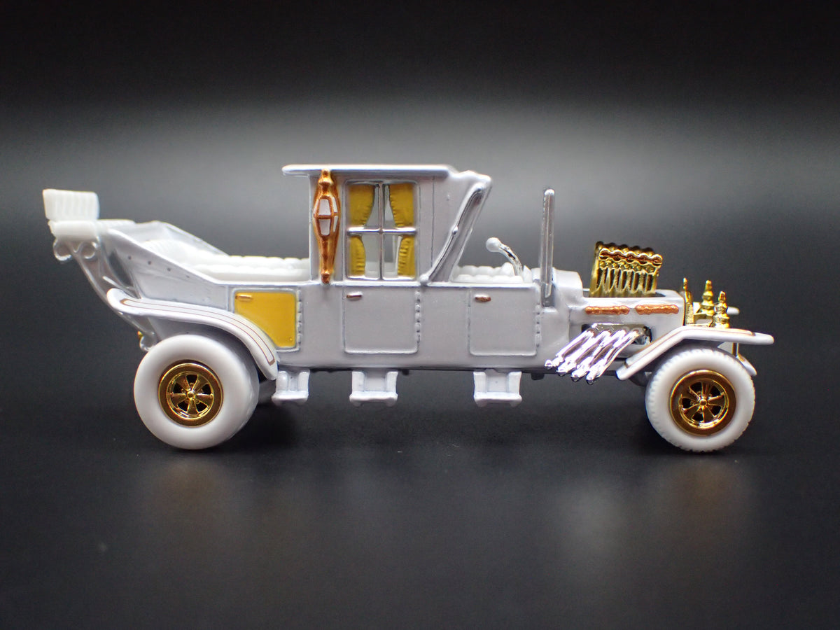 BARRIS KOACH MUNSTERS WHITE CHASE 1:64 SCALE DIORAMA DIECAST MODEL CAR