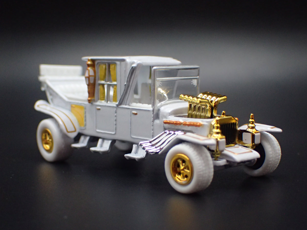 BARRIS KOACH MUNSTERS WHITE CHASE 1:64 SCALE DIORAMA DIECAST MODEL CAR