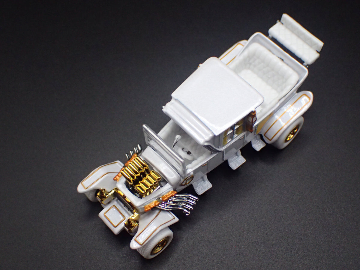 BARRIS KOACH MUNSTERS WHITE CHASE 1:64 SCALE DIORAMA DIECAST MODEL CAR