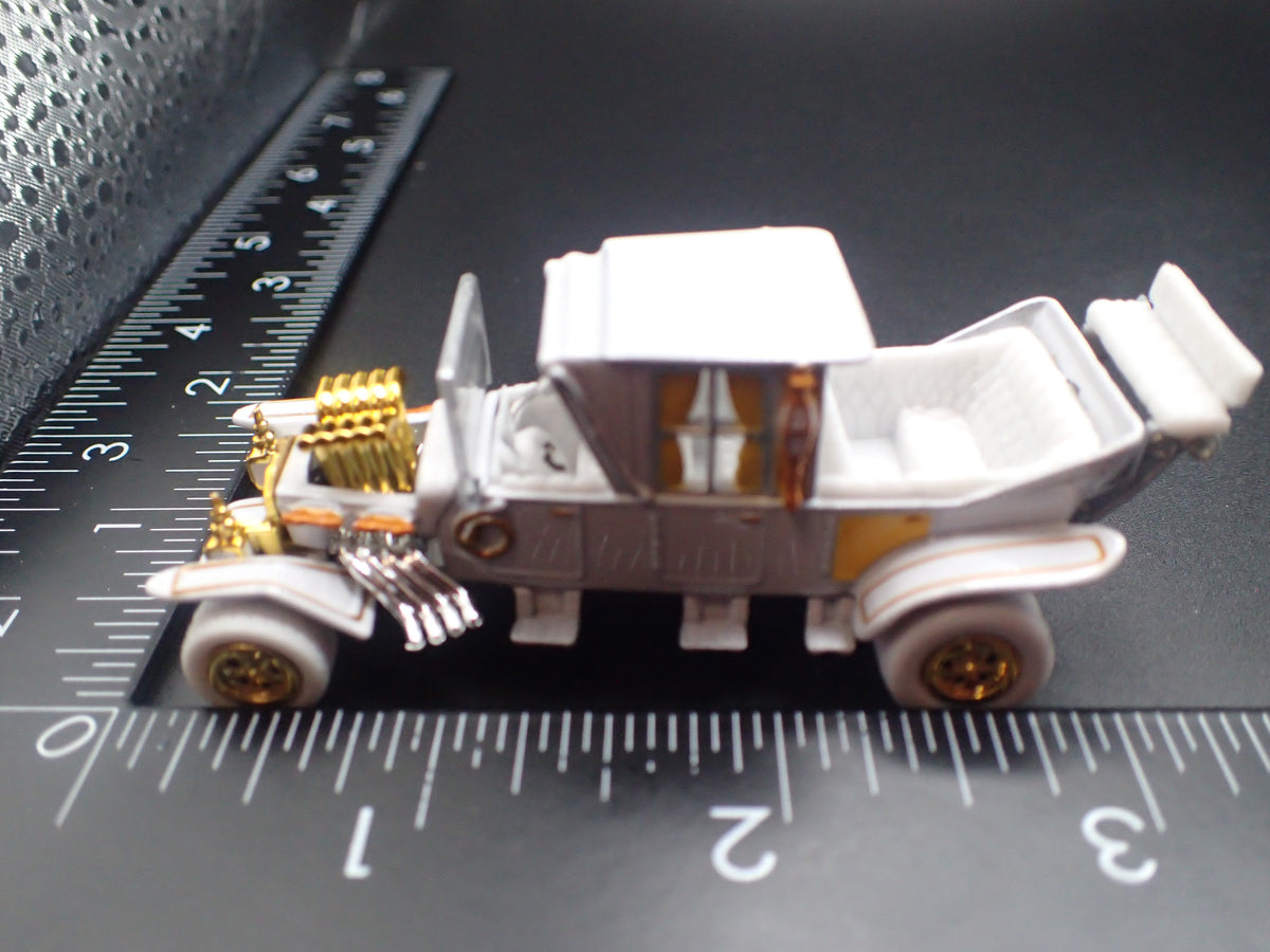 BARRIS KOACH MUNSTERS WHITE CHASE 1:64 SCALE DIORAMA DIECAST MODEL CAR