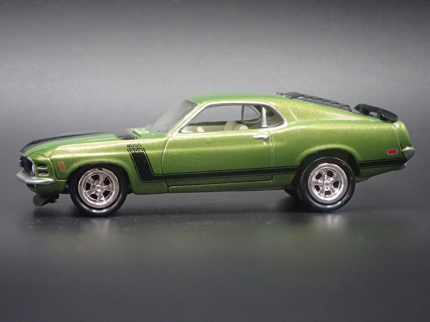 1970 70 FORD MUSTANG BOSS 302 GREEN 1:64 SCALE COLLECTIBLE DIECAST MODEL CAR