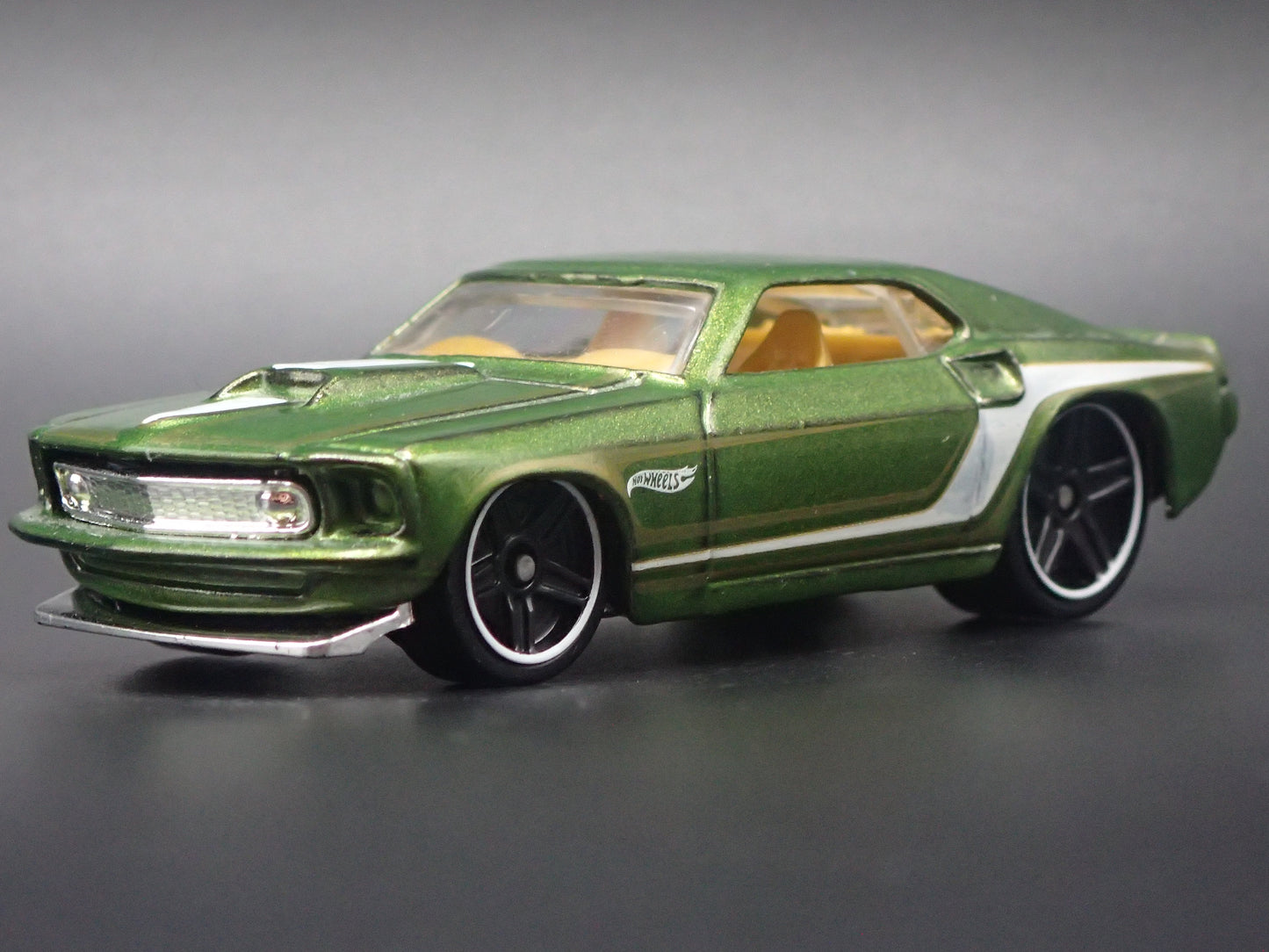 1969 69 FORD MUSTANG BOSS 302 FASTBACK GREEN 1:64 SCALE DIORAMA DIECAST MODEL CAR