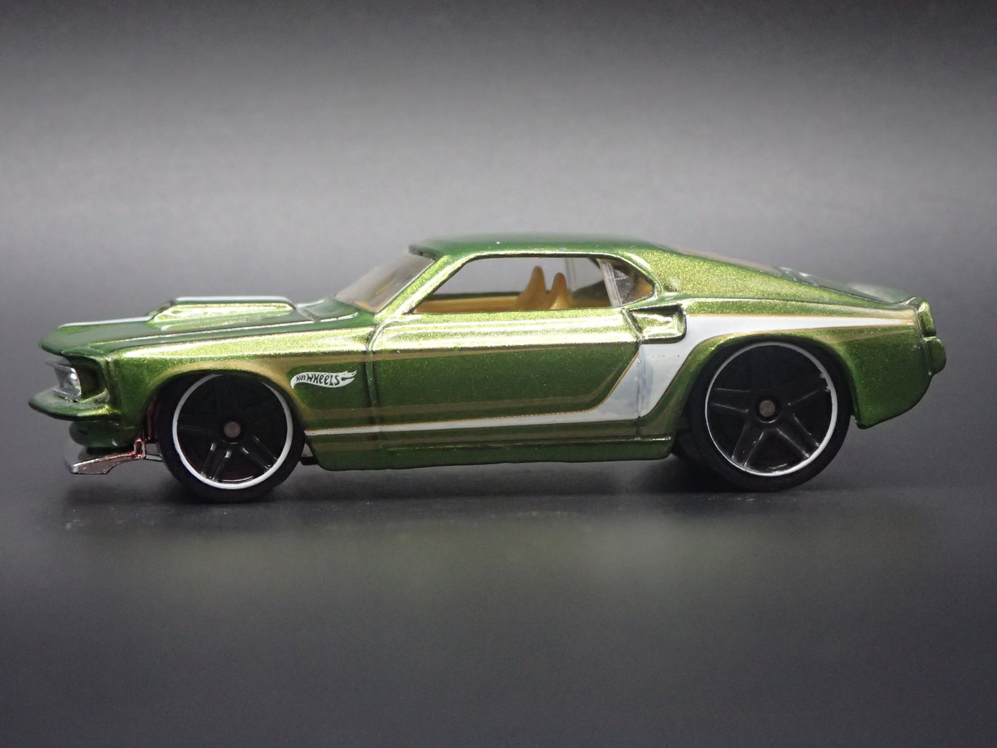 1969 69 FORD MUSTANG BOSS 302 FASTBACK GREEN 1:64 SCALE DIORAMA DIECAST MODEL CAR