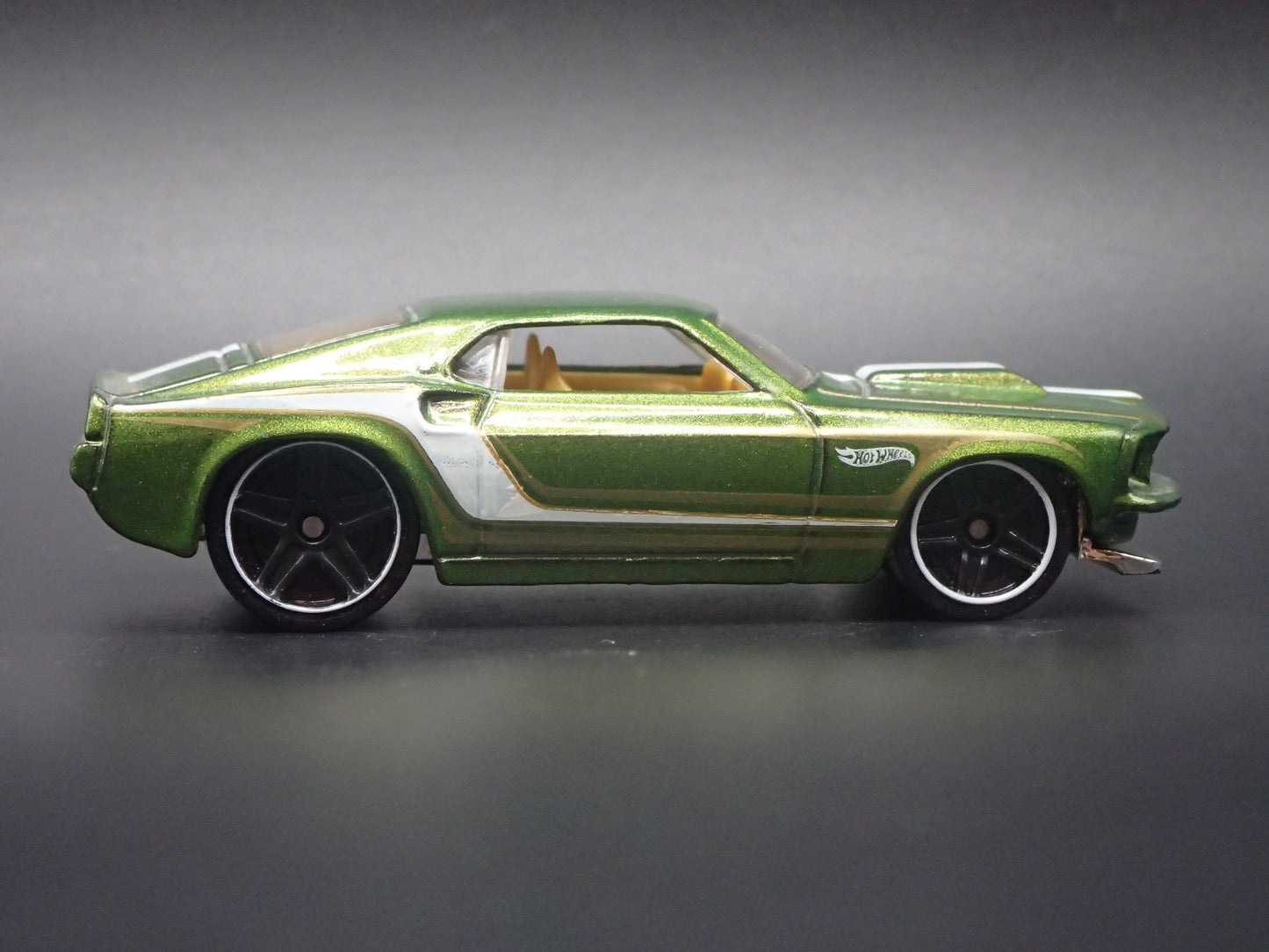 1969 69 FORD MUSTANG BOSS 302 FASTBACK GREEN 1:64 SCALE DIORAMA DIECAST MODEL CAR