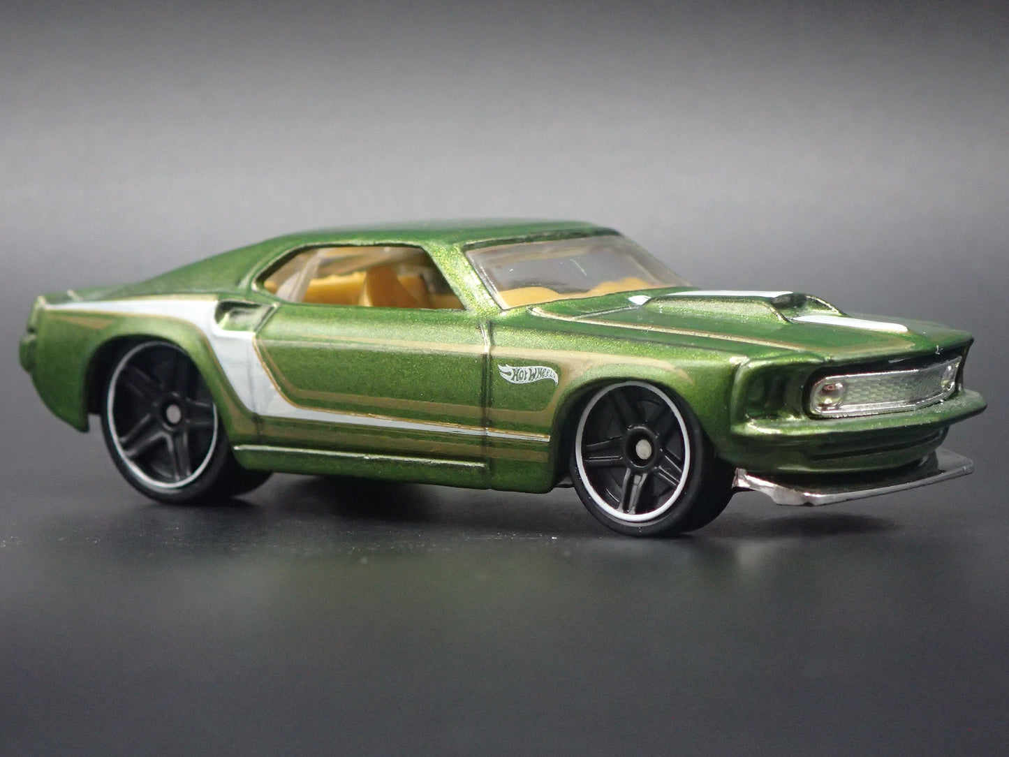 1969 69 FORD MUSTANG BOSS 302 FASTBACK GREEN 1:64 SCALE DIORAMA DIECAST MODEL CAR