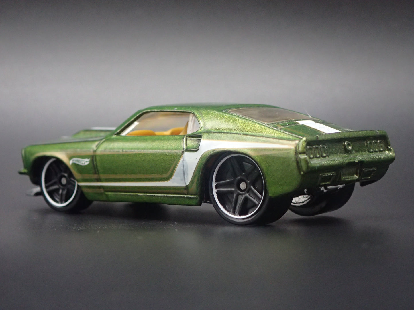 1969 69 FORD MUSTANG BOSS 302 FASTBACK GREEN 1:64 SCALE DIORAMA DIECAST MODEL CAR