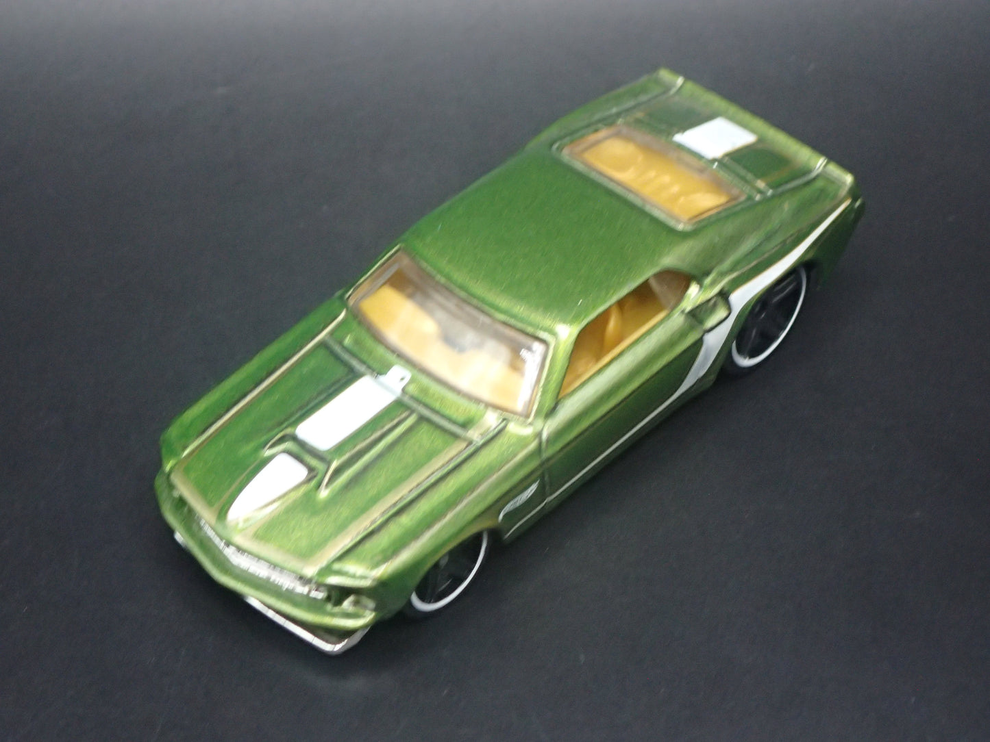 1969 69 FORD MUSTANG BOSS 302 FASTBACK GREEN 1:64 SCALE DIORAMA DIECAST MODEL CAR