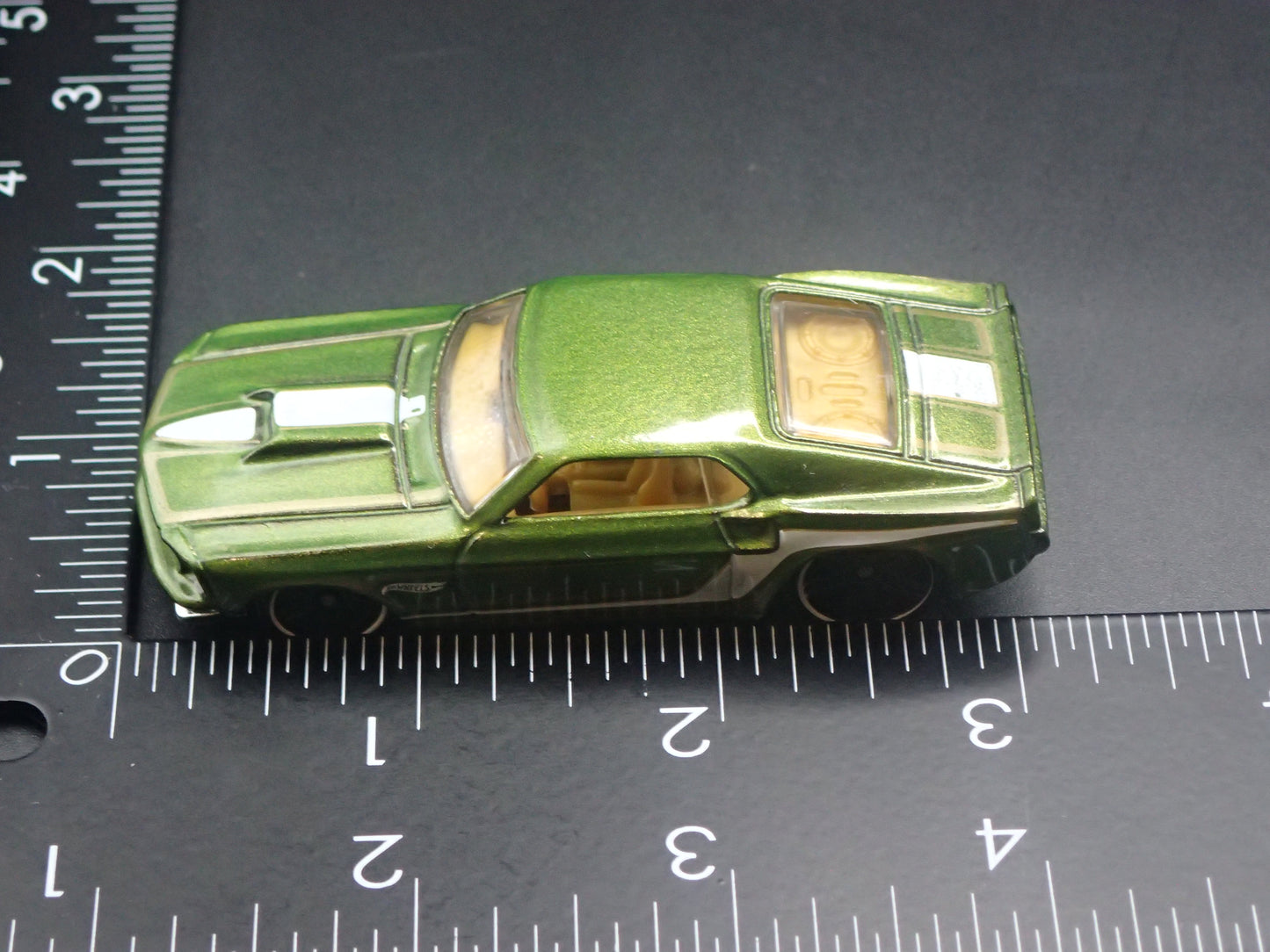 1969 69 FORD MUSTANG BOSS 302 FASTBACK GREEN 1:64 SCALE DIORAMA DIECAST MODEL CAR