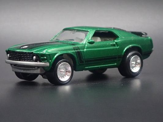 1970 70 FORD MUSTANG FASTBACK BOSS 302 GREEN 1/64 SCALE DIORAMA DIECAST MODEL CAR