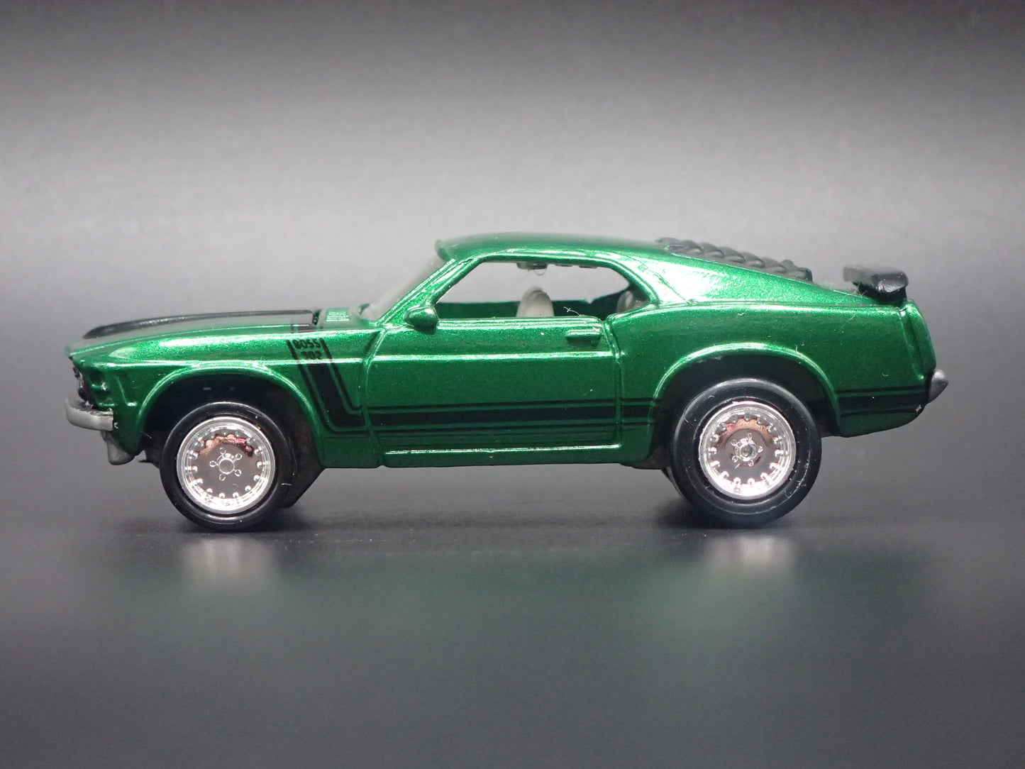1970 70 FORD MUSTANG FASTBACK BOSS 302 GREEN 1/64 SCALE DIORAMA DIECAST MODEL CAR