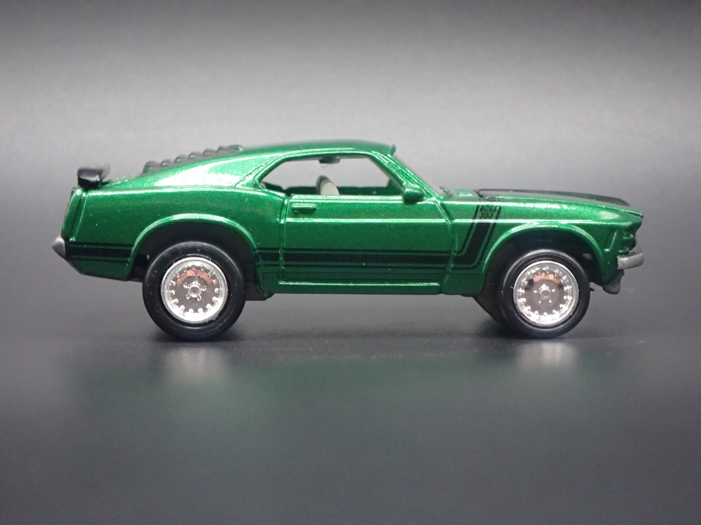 1970 70 FORD MUSTANG FASTBACK BOSS 302 GREEN 1/64 SCALE DIORAMA DIECAST MODEL CAR