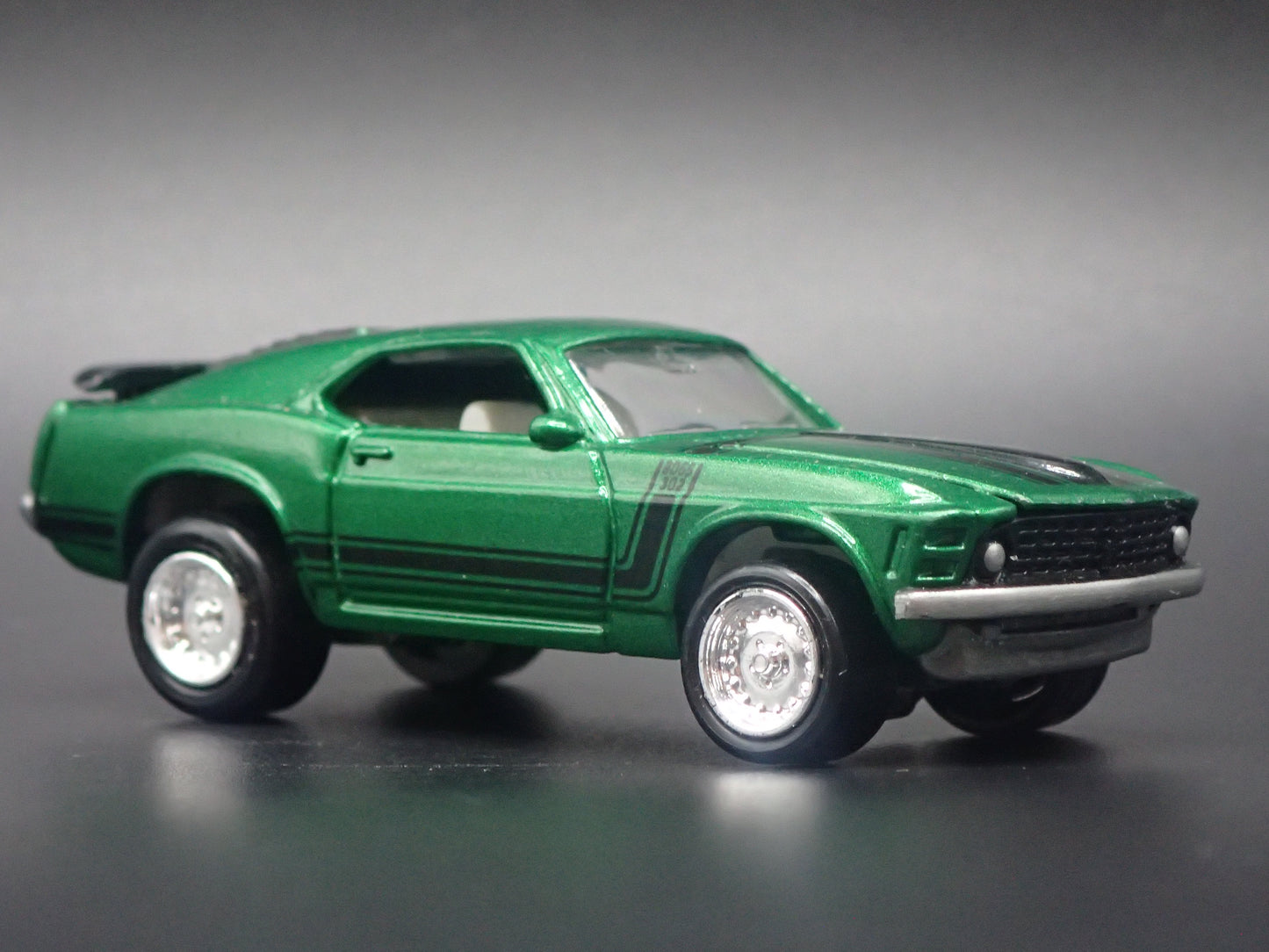 1970 70 FORD MUSTANG FASTBACK BOSS 302 GREEN 1/64 SCALE DIORAMA DIECAST MODEL CAR