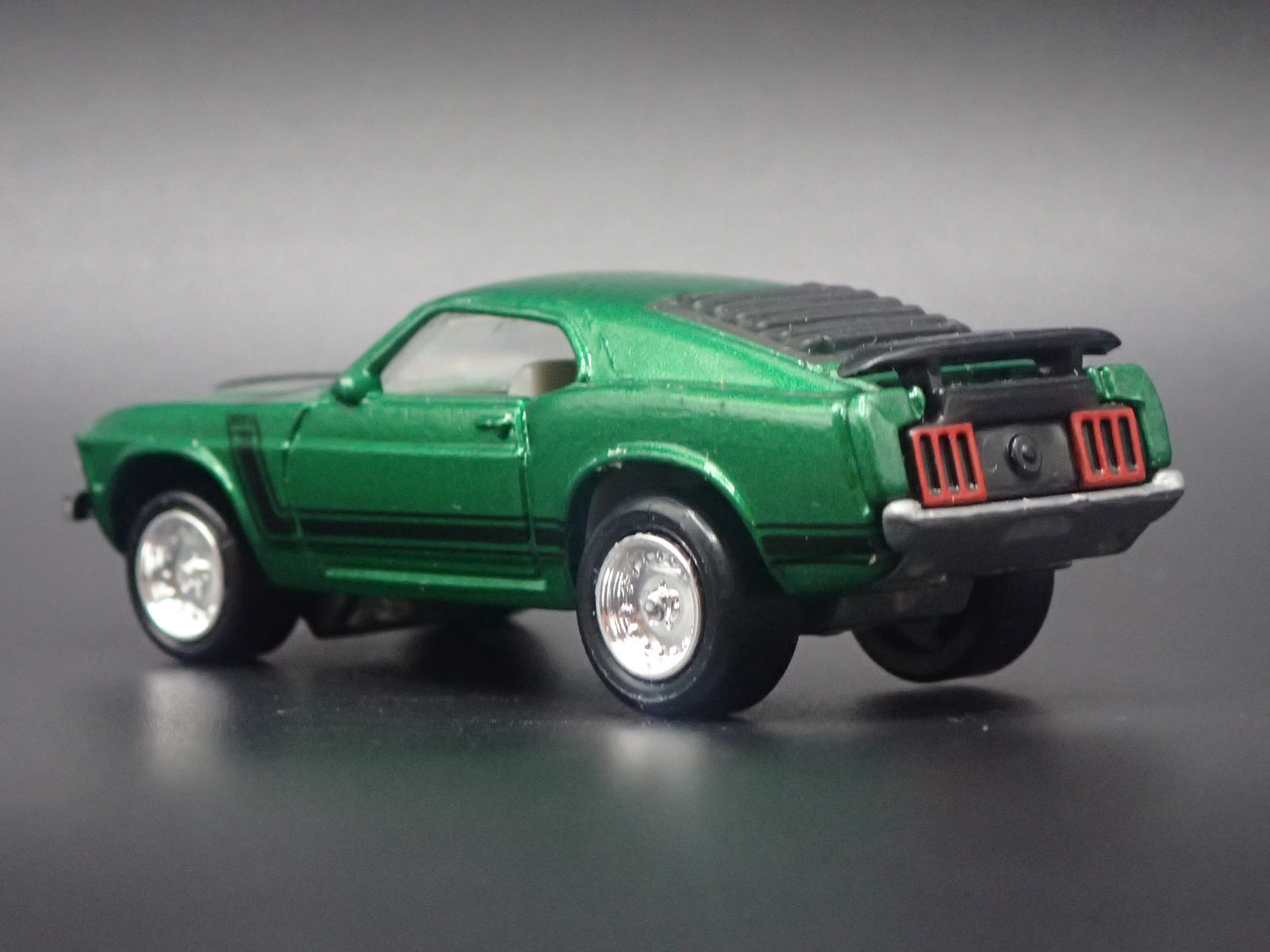 1970 70 FORD MUSTANG FASTBACK BOSS 302 GREEN 1/64 SCALE DIORAMA DIECAST MODEL CAR