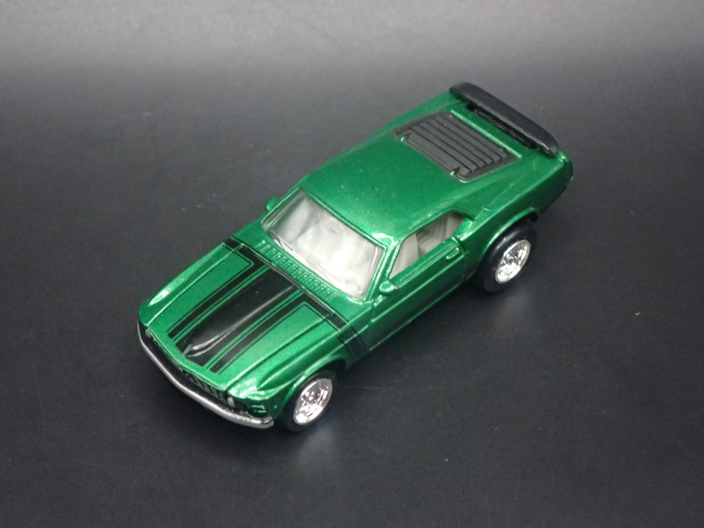 1970 70 FORD MUSTANG FASTBACK BOSS 302 GREEN 1/64 SCALE DIORAMA DIECAST MODEL CAR