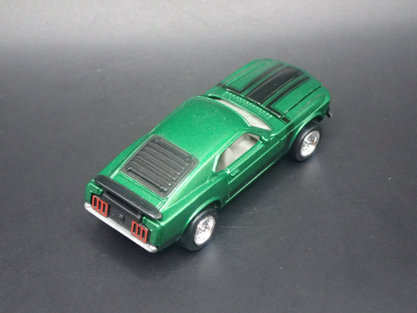 1970 70 FORD MUSTANG FASTBACK BOSS 302 GREEN 1/64 SCALE DIORAMA DIECAST MODEL CAR