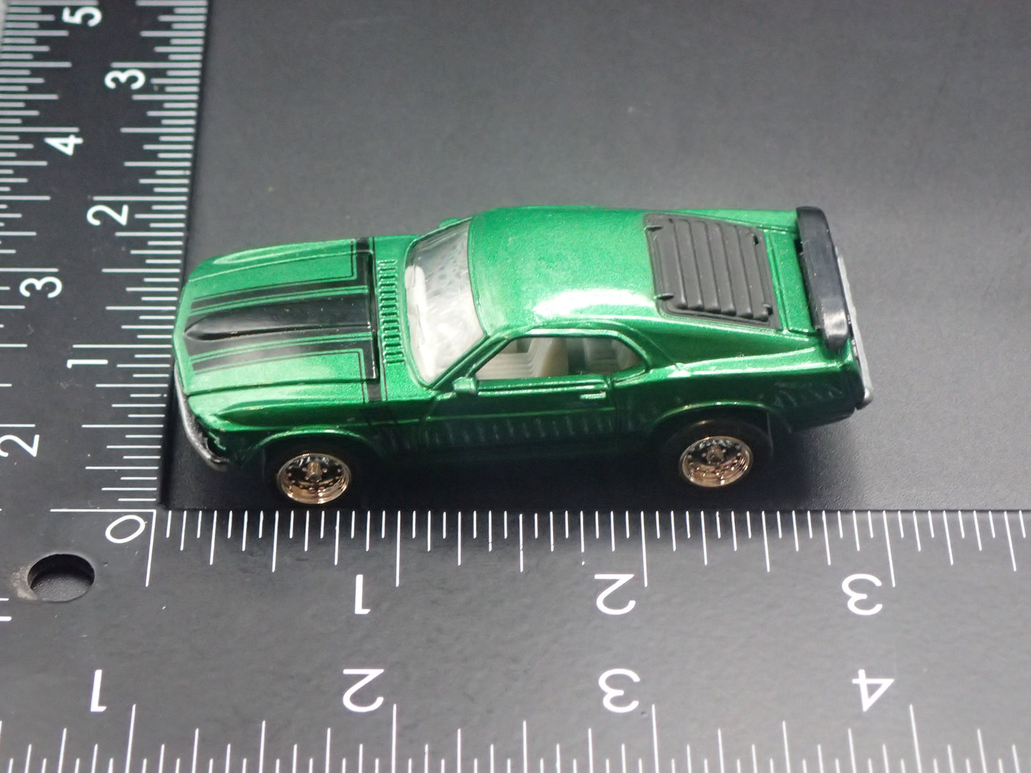 1970 70 FORD MUSTANG FASTBACK BOSS 302 GREEN 1/64 SCALE DIORAMA DIECAST MODEL CAR