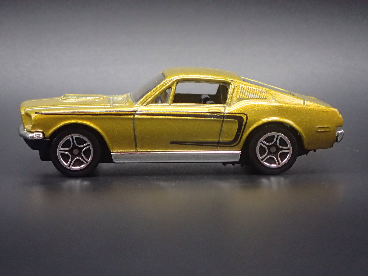 1968 68 FORD MUSTANG COBRA JET 428 GOLD 1:64 SCALE DIORAMA DIECAST MODEL CAR