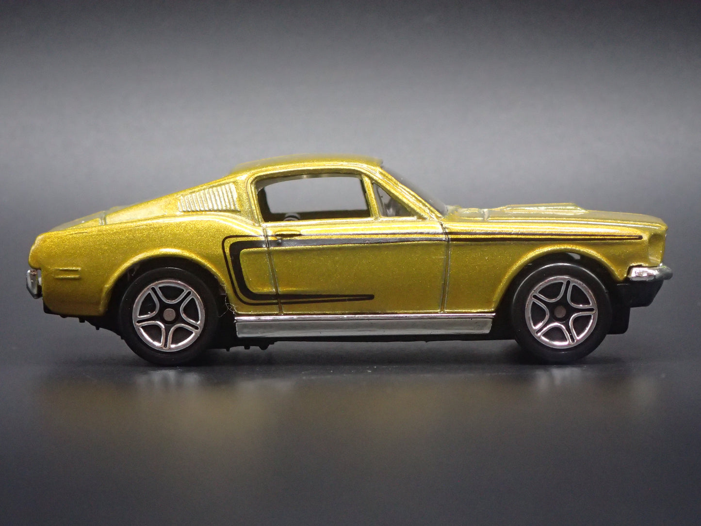 1968 68 FORD MUSTANG COBRA JET 428 GOLD 1:64 SCALE DIORAMA DIECAST MODEL CAR