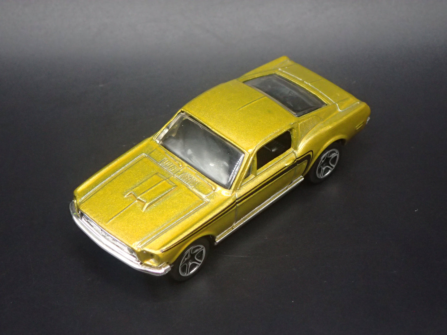 1968 68 FORD MUSTANG COBRA JET 428 GOLD 1:64 SCALE DIORAMA DIECAST MODEL CAR