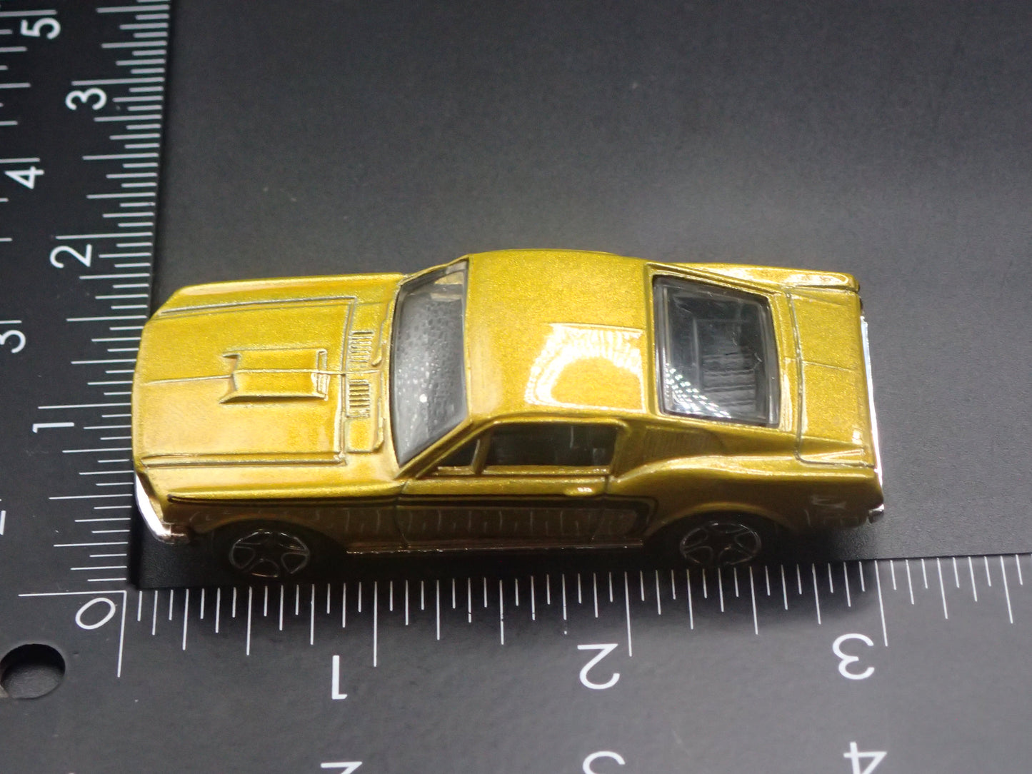 1968 68 FORD MUSTANG COBRA JET 428 GOLD 1:64 SCALE DIORAMA DIECAST MODEL CAR