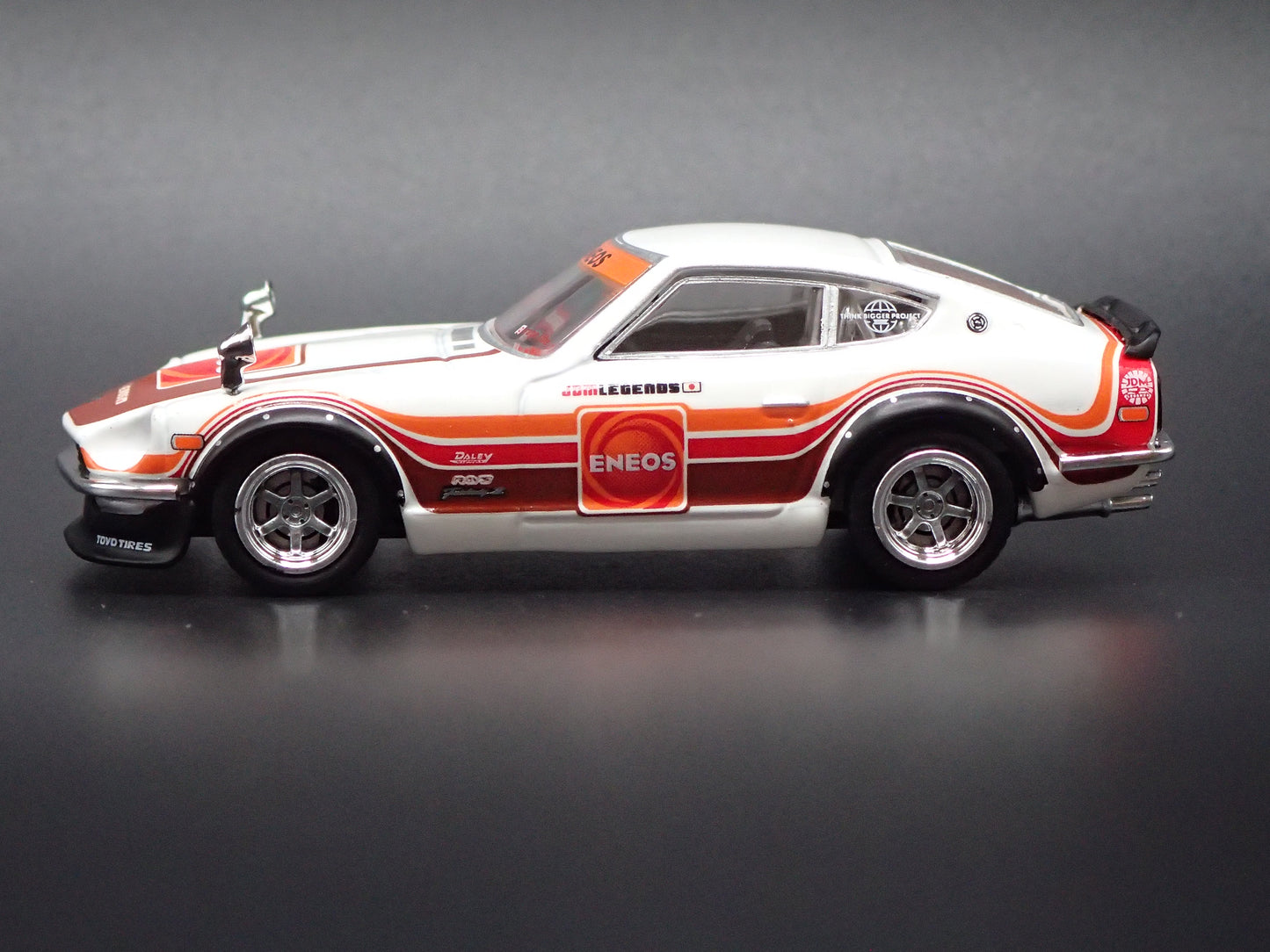 DATSUN 240Z JDM ENEOS WHITE 1/64 SCALE COLLECTIBLE DIORAMA DIECAST MODEL CAR
