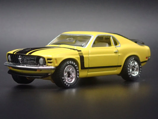 1970 FORD MUSTANG BOSS 302 YELLOW 1:64 COLLECTIBLE DIORAMA DIECAST MODEL CAR