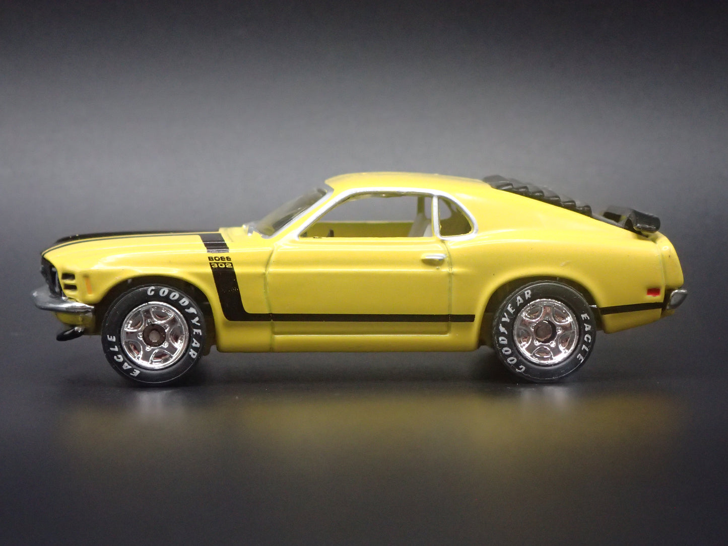 1970 FORD MUSTANG BOSS 302 YELLOW 1:64 COLLECTIBLE DIORAMA DIECAST MODEL CAR