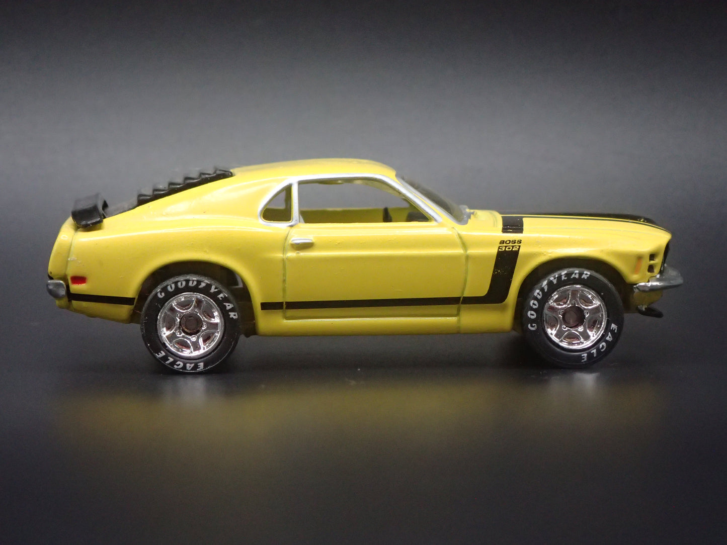 1970 FORD MUSTANG BOSS 302 YELLOW 1:64 COLLECTIBLE DIORAMA DIECAST MODEL CAR