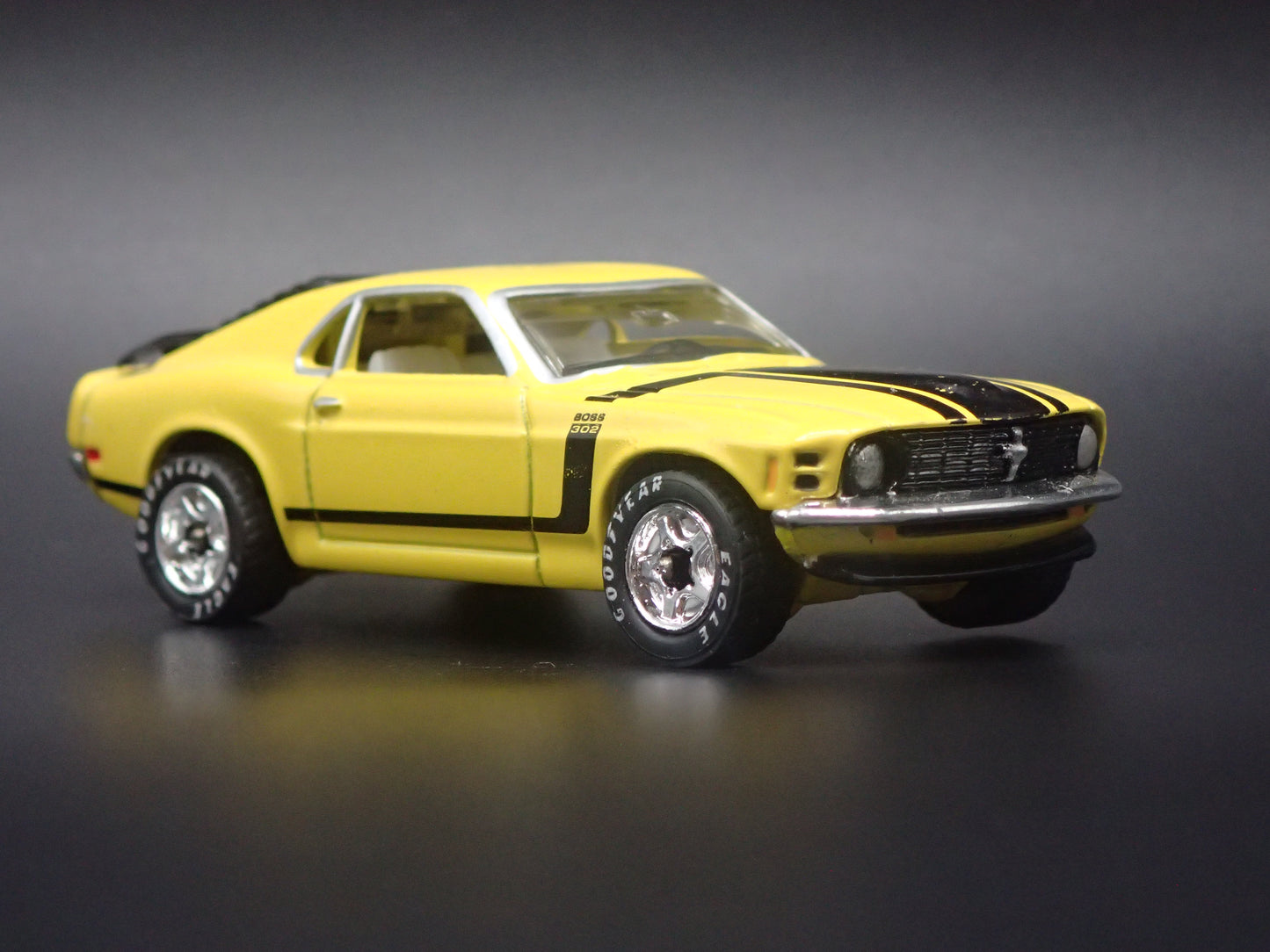 1970 FORD MUSTANG BOSS 302 YELLOW 1:64 COLLECTIBLE DIORAMA DIECAST MODEL CAR