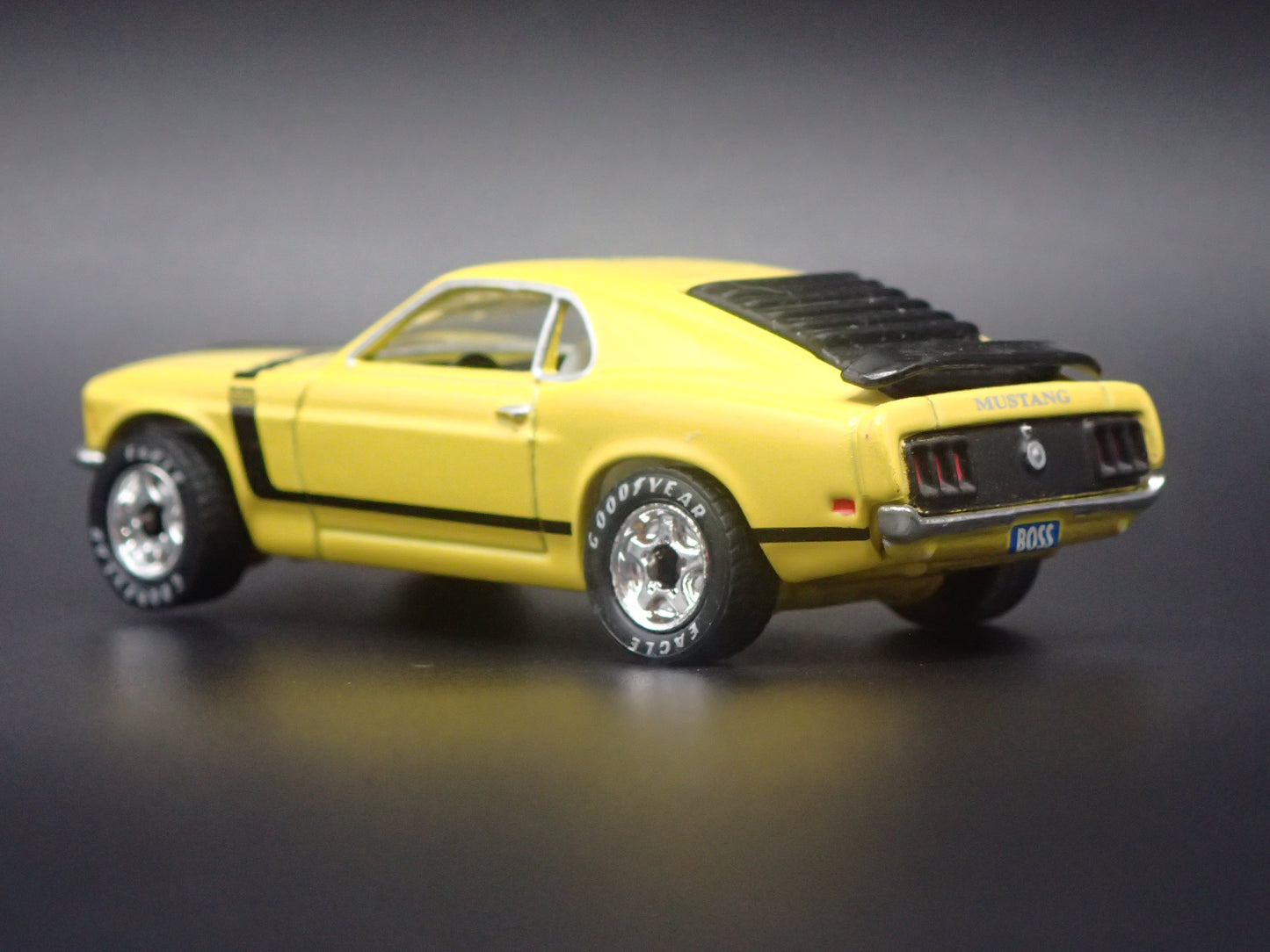 1970 FORD MUSTANG BOSS 302 YELLOW 1:64 COLLECTIBLE DIORAMA DIECAST MODEL CAR