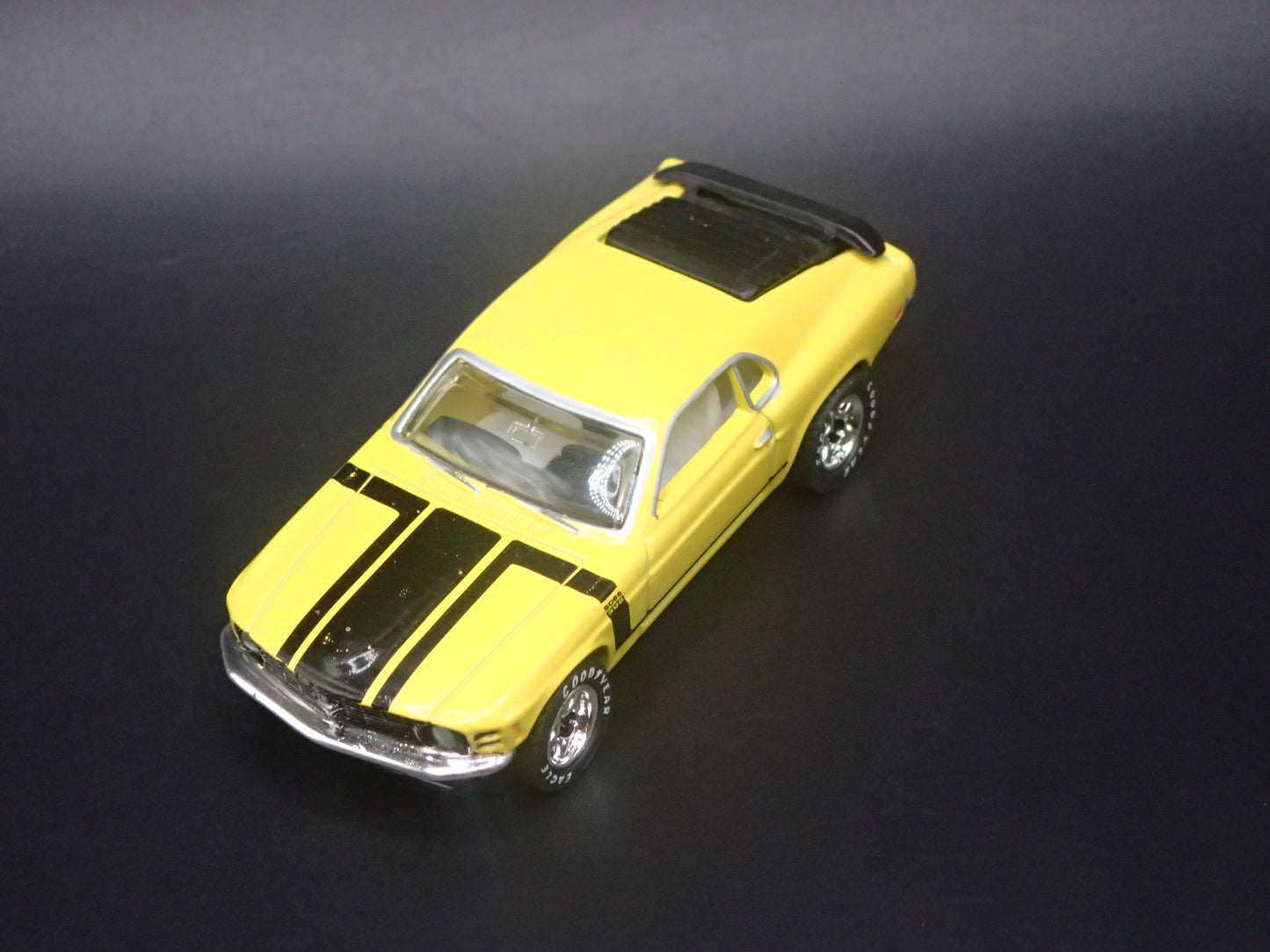 1970 FORD MUSTANG BOSS 302 YELLOW 1:64 COLLECTIBLE DIORAMA DIECAST MODEL CAR