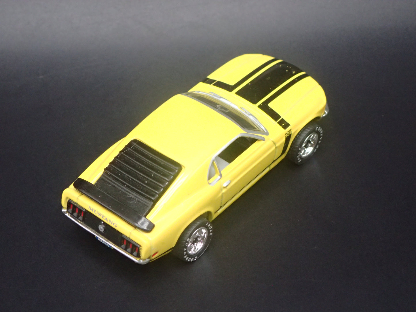 1970 FORD MUSTANG BOSS 302 YELLOW 1:64 COLLECTIBLE DIORAMA DIECAST MODEL CAR
