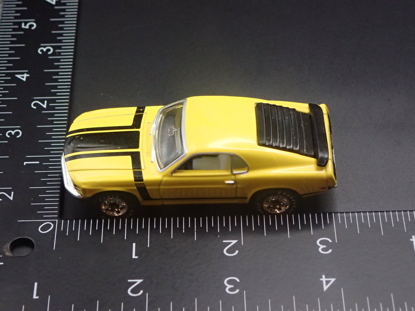 1970 FORD MUSTANG BOSS 302 YELLOW 1:64 COLLECTIBLE DIORAMA DIECAST MODEL CAR
