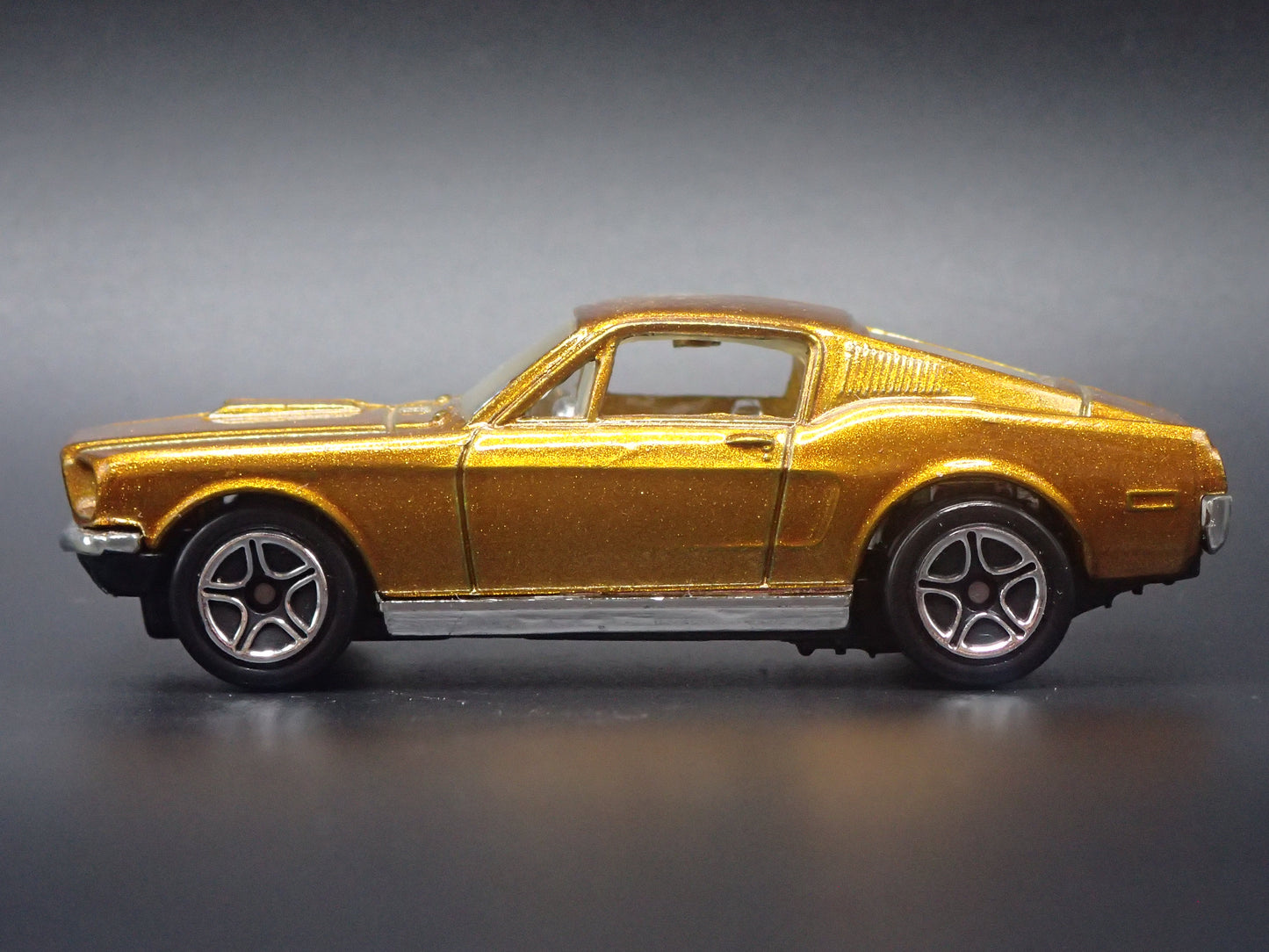 1968 68 FORD MUSTANG COBRA JET 428 GOLD 1:64 SCALE DIORAMA DIECAST MODEL CAR