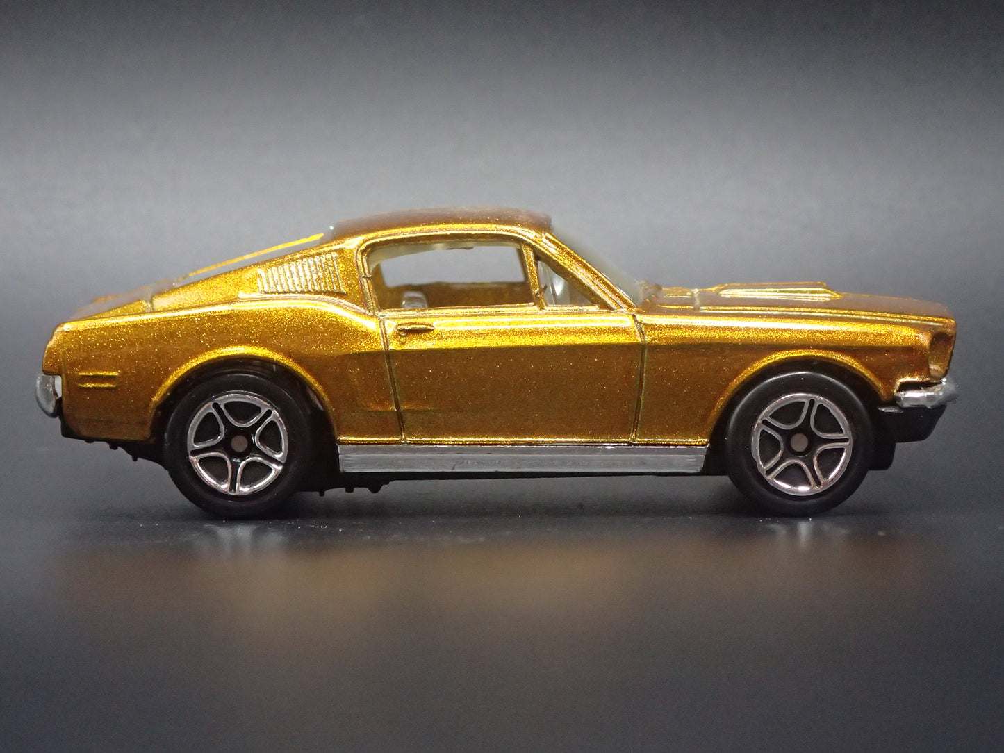 1968 68 FORD MUSTANG COBRA JET 428 GOLD 1:64 SCALE DIORAMA DIECAST MODEL CAR