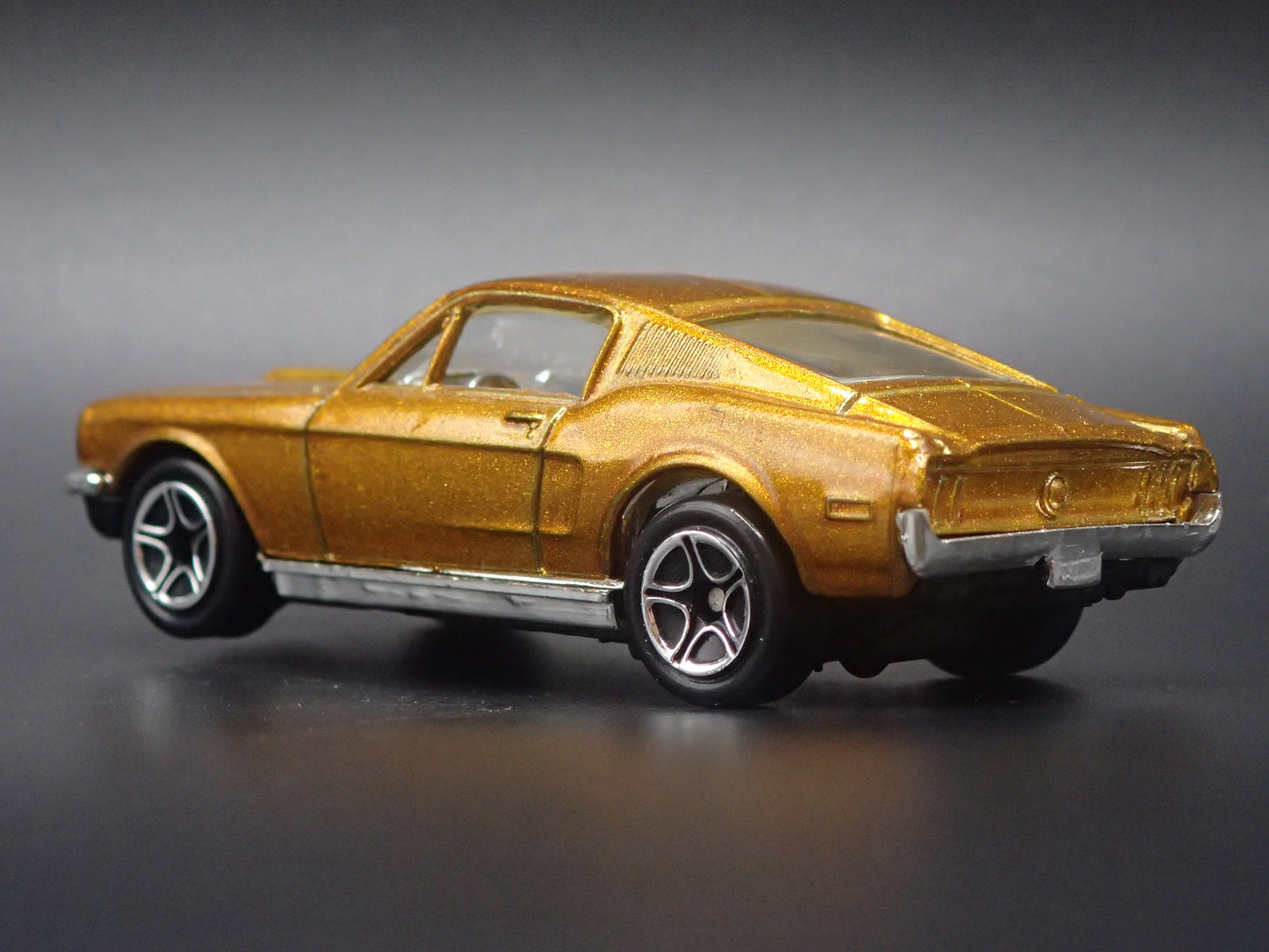 1968 68 FORD MUSTANG COBRA JET 428 GOLD 1:64 SCALE DIORAMA DIECAST MODEL CAR