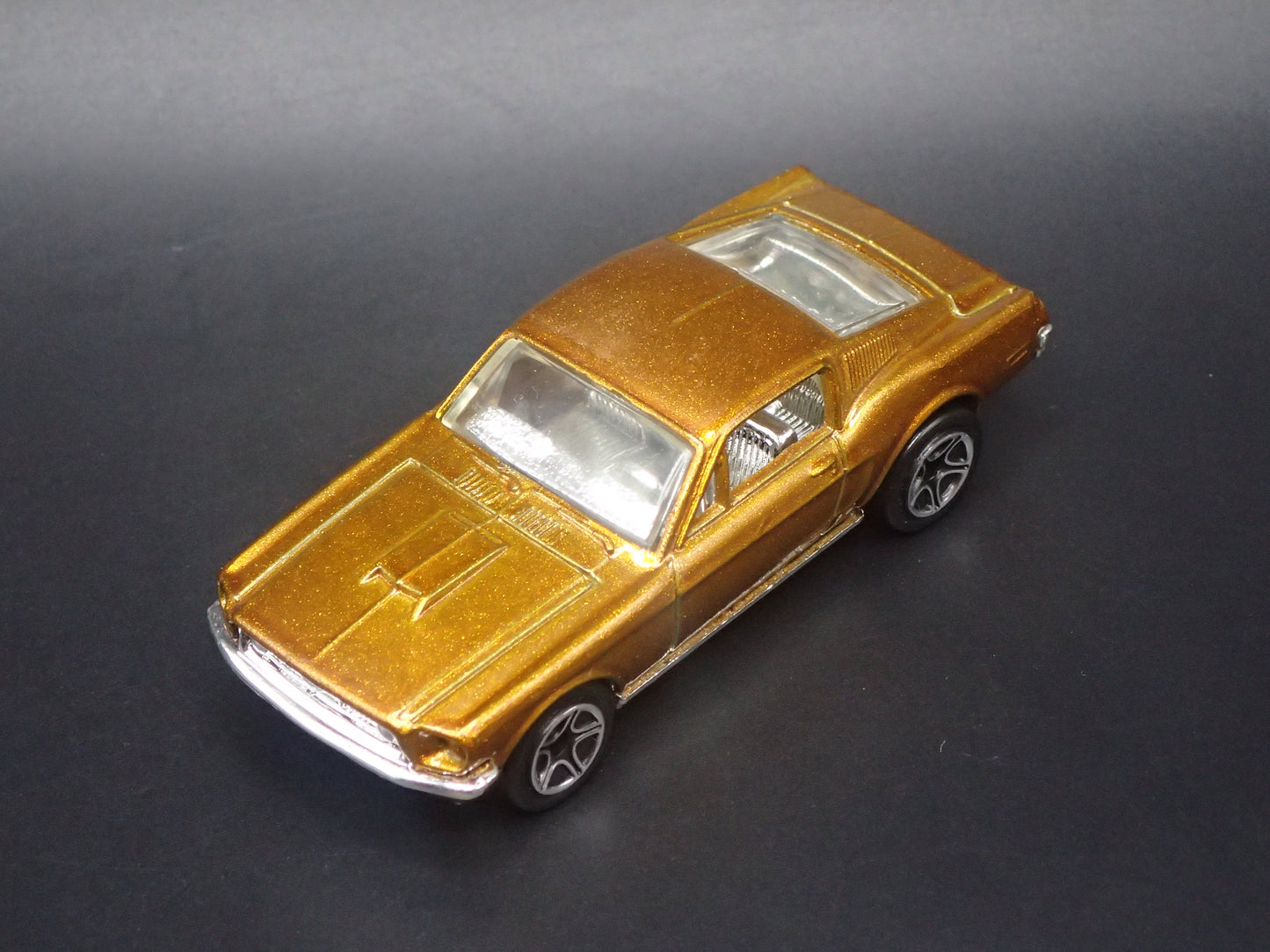1968 68 FORD MUSTANG COBRA JET 428 GOLD 1:64 SCALE DIORAMA DIECAST MODEL CAR