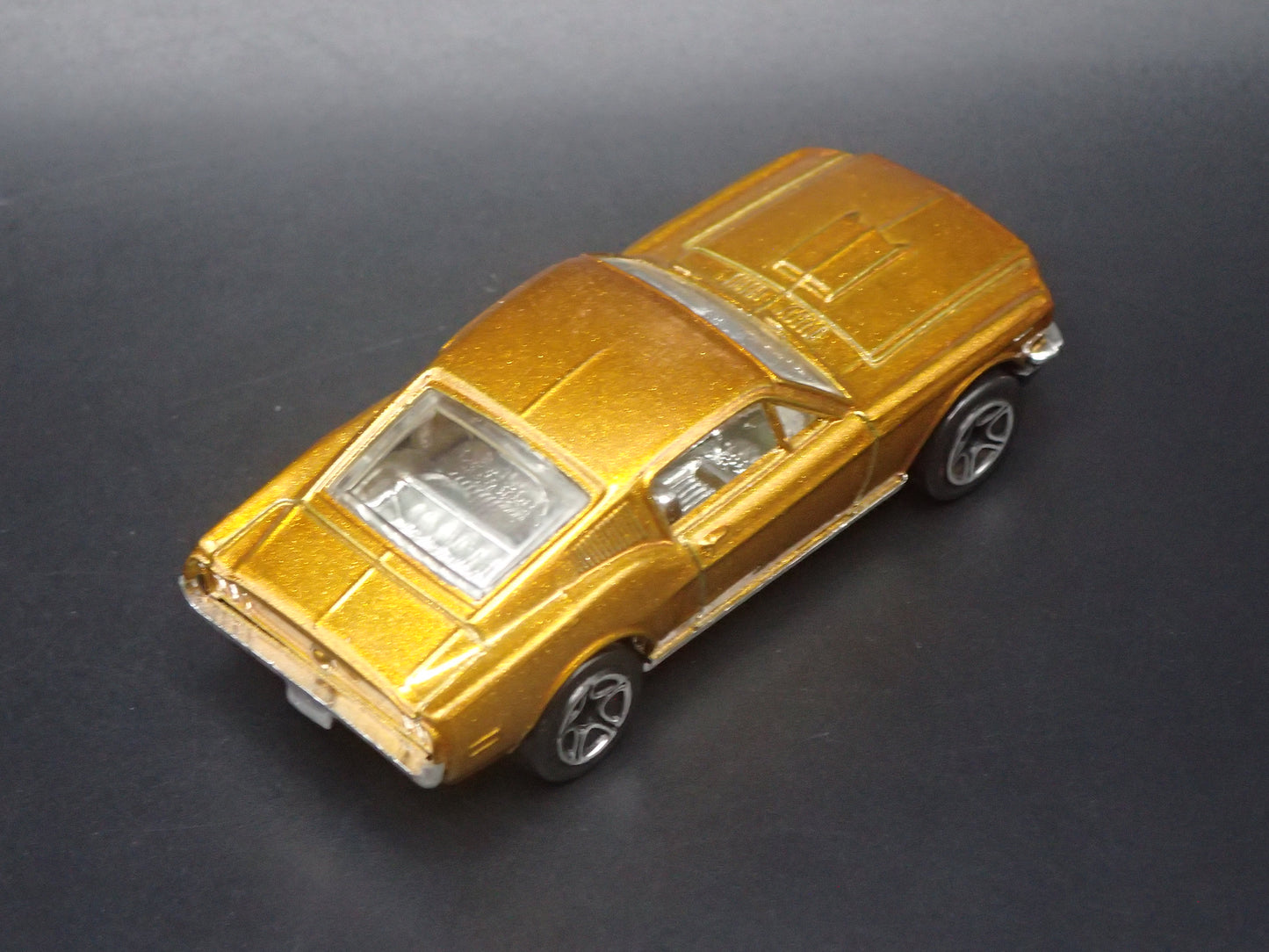 1968 68 FORD MUSTANG COBRA JET 428 GOLD 1:64 SCALE DIORAMA DIECAST MODEL CAR