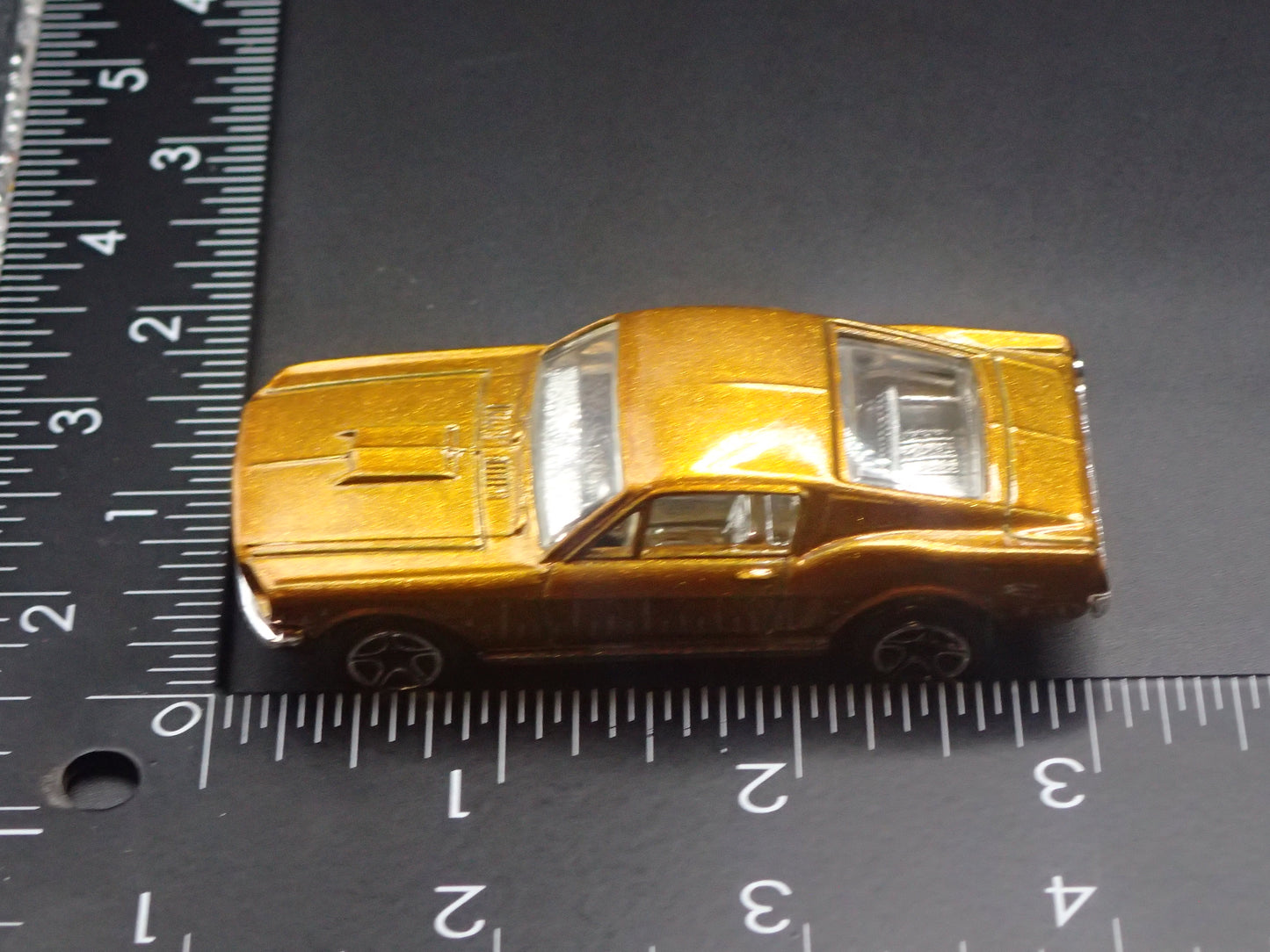 1968 68 FORD MUSTANG COBRA JET 428 GOLD 1:64 SCALE DIORAMA DIECAST MODEL CAR