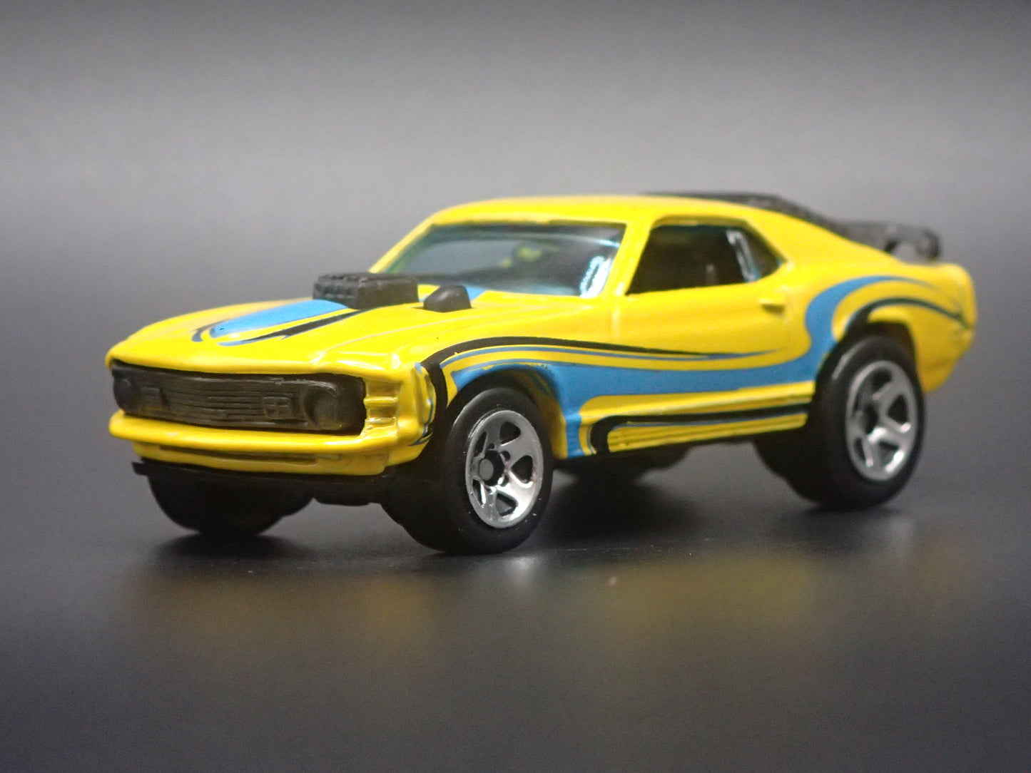 1970 70 FORD MUSTANG MACH 1 FASTBACK YELLOW 1:64 SCALE DIORAMA DIECAST MODEL CAR