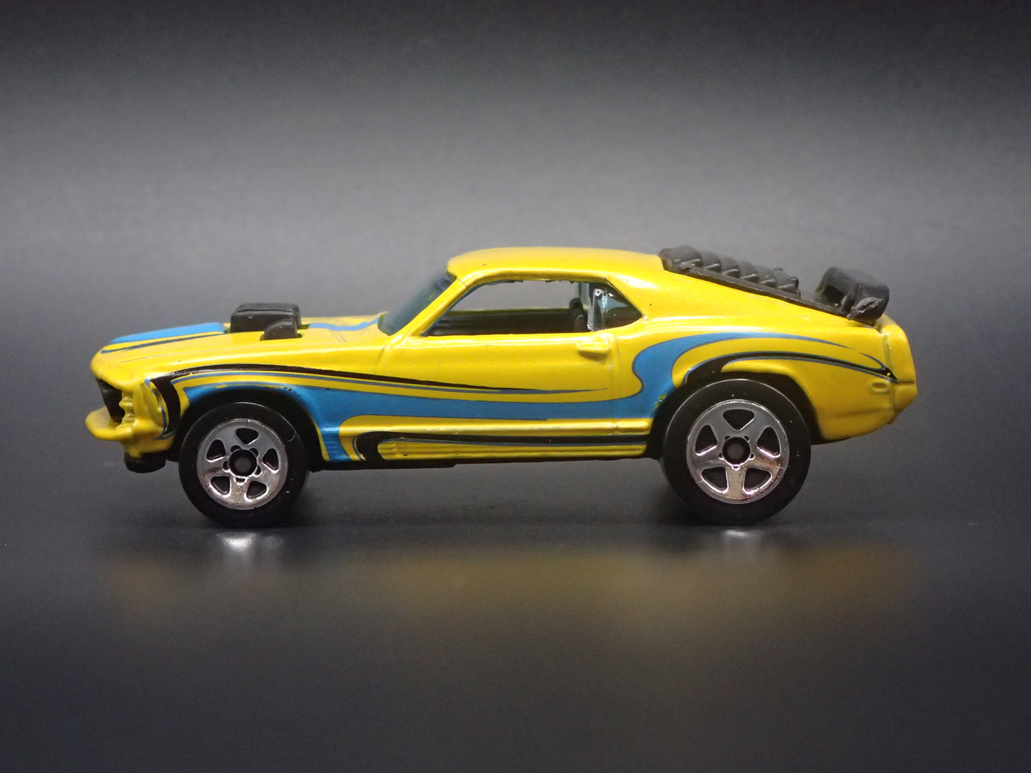 1970 70 FORD MUSTANG MACH 1 FASTBACK YELLOW 1:64 SCALE DIORAMA DIECAST MODEL CAR