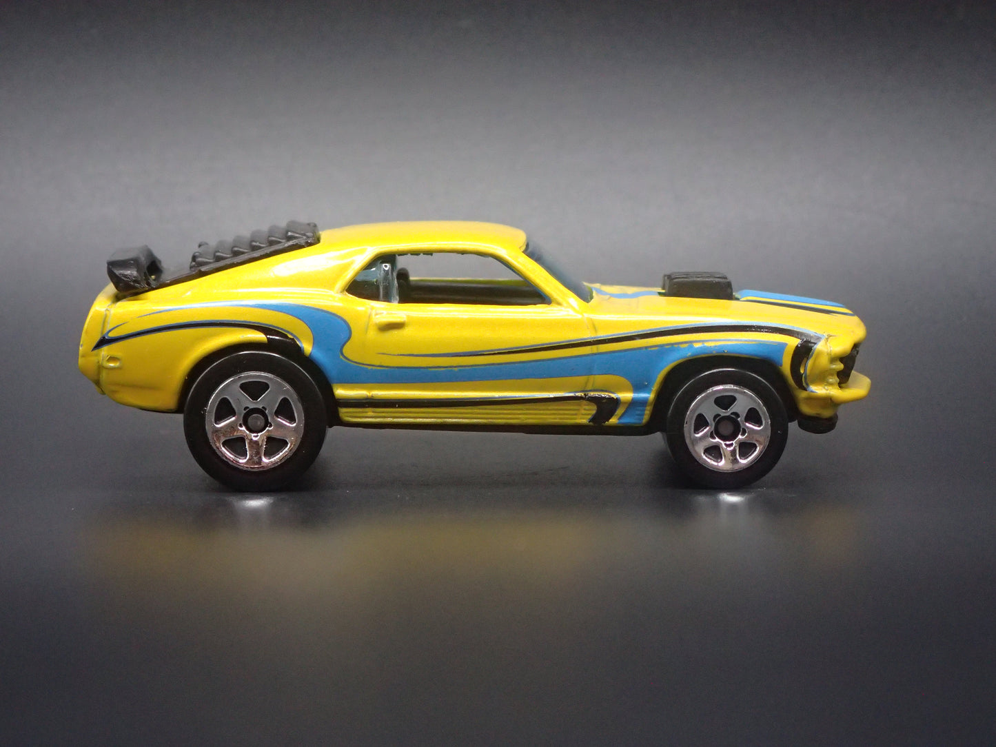 1970 70 FORD MUSTANG MACH 1 FASTBACK YELLOW 1:64 SCALE DIORAMA DIECAST MODEL CAR