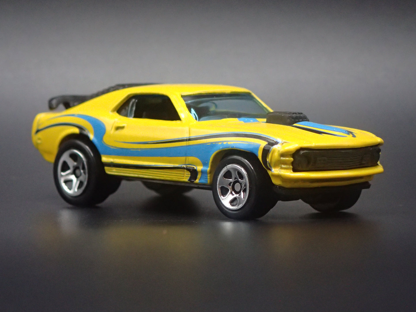 1970 70 FORD MUSTANG MACH 1 FASTBACK YELLOW 1:64 SCALE DIORAMA DIECAST MODEL CAR