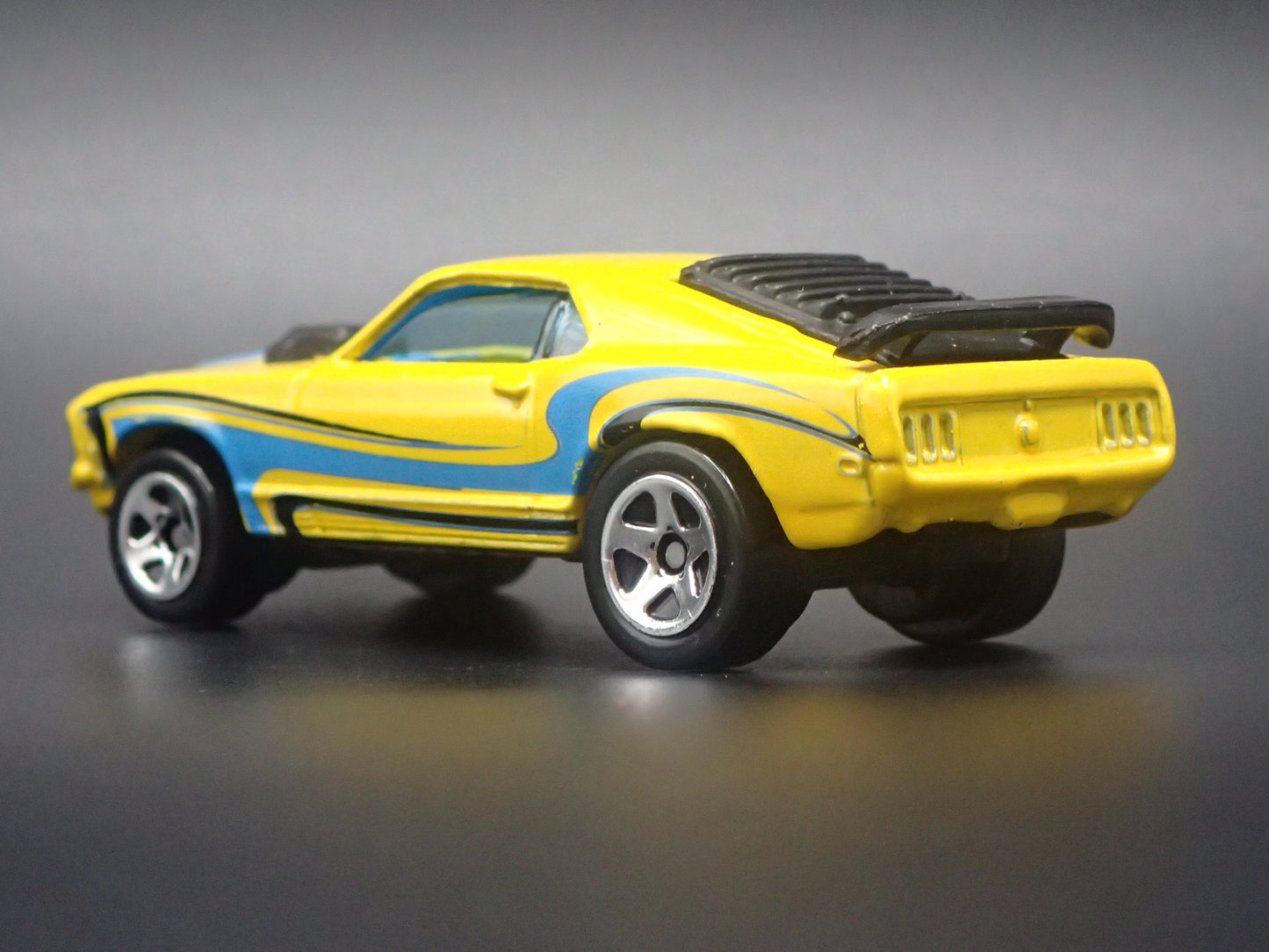 1970 70 FORD MUSTANG MACH 1 FASTBACK YELLOW 1:64 SCALE DIORAMA DIECAST MODEL CAR