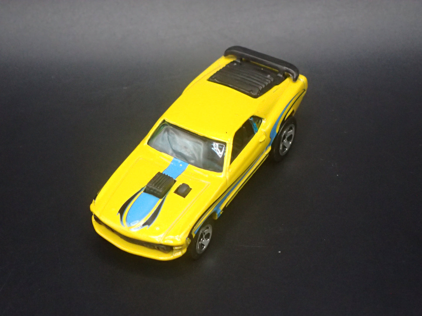 1970 70 FORD MUSTANG MACH 1 FASTBACK YELLOW 1:64 SCALE DIORAMA DIECAST MODEL CAR