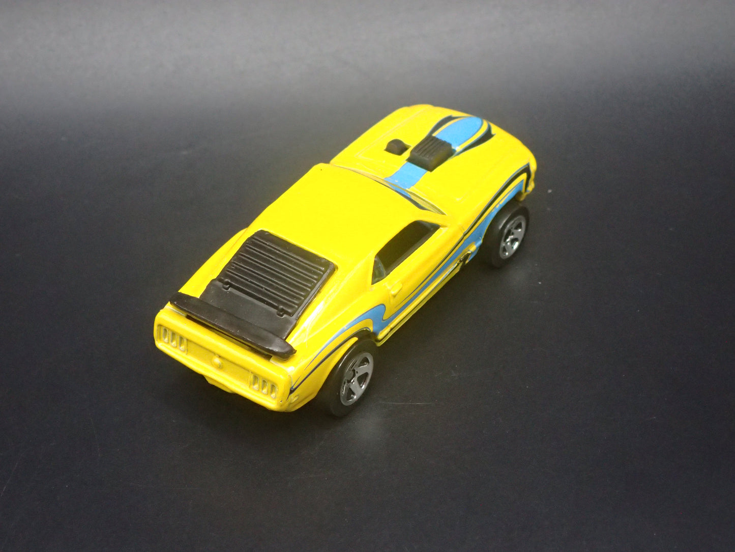1970 70 FORD MUSTANG MACH 1 FASTBACK YELLOW 1:64 SCALE DIORAMA DIECAST MODEL CAR