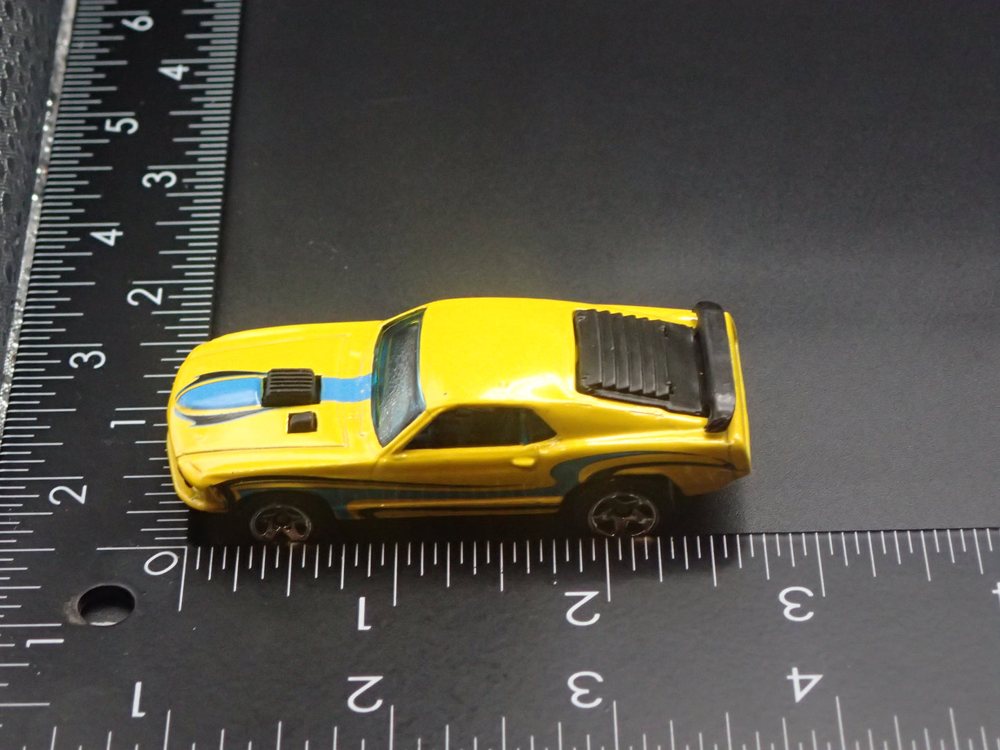 1970 70 FORD MUSTANG MACH 1 FASTBACK YELLOW 1:64 SCALE DIORAMA DIECAST MODEL CAR