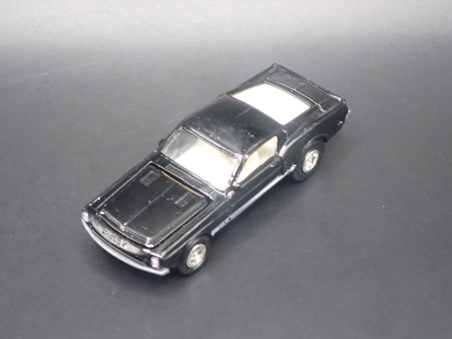 1968 68 FORD MUSTANG SHELBY GT500 BLACK 1:64 SCALE DIORAMA DIECAST MODEL CAR